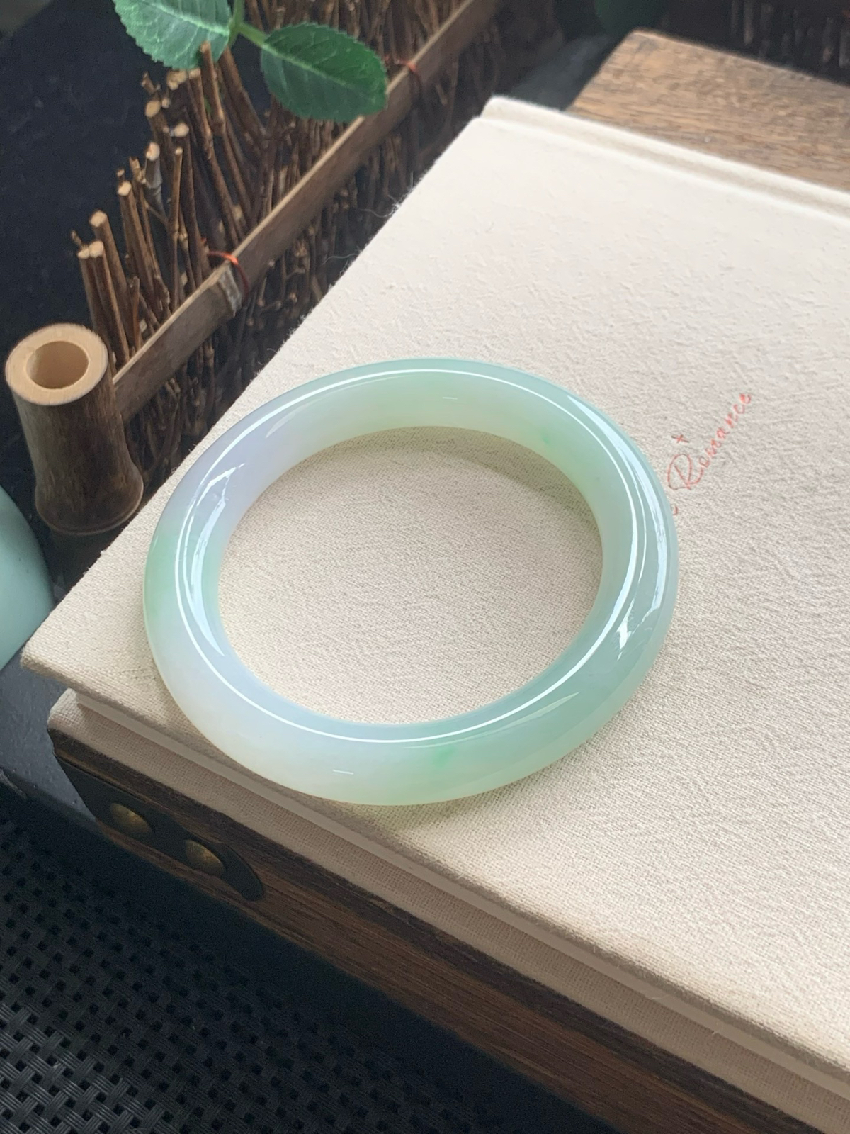 57.2圈口晴绿圆条手镯