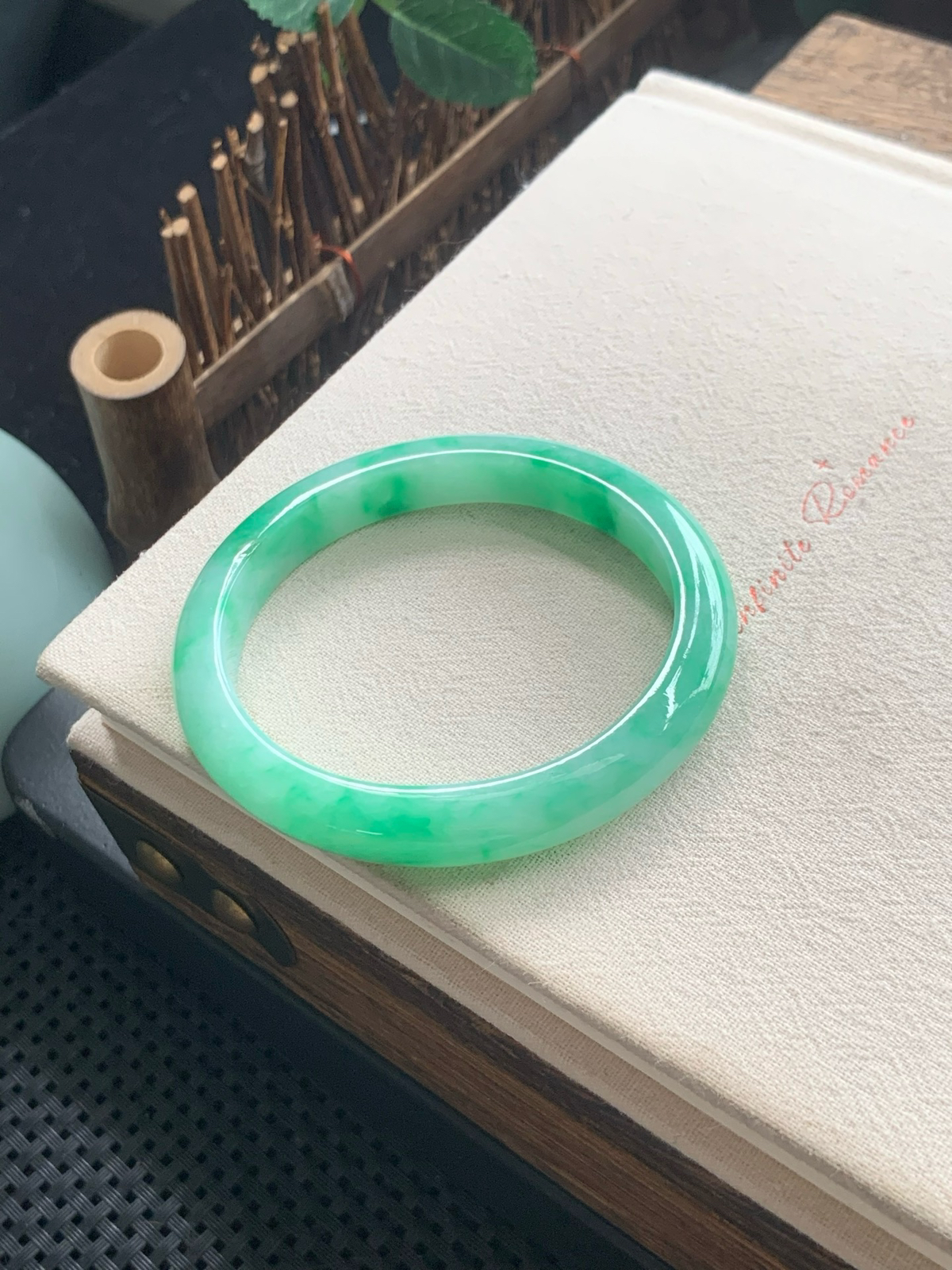 55.2圈口阳绿贵妃手镯