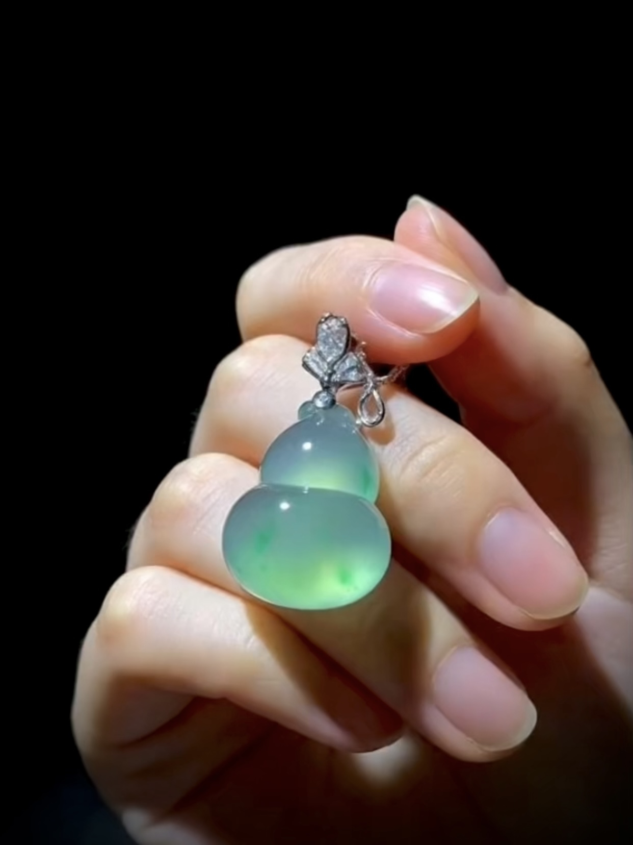 【福禄】，绿花葫芦，
32-裸石23.5-18-7.2mm，
18K金，南非钻，