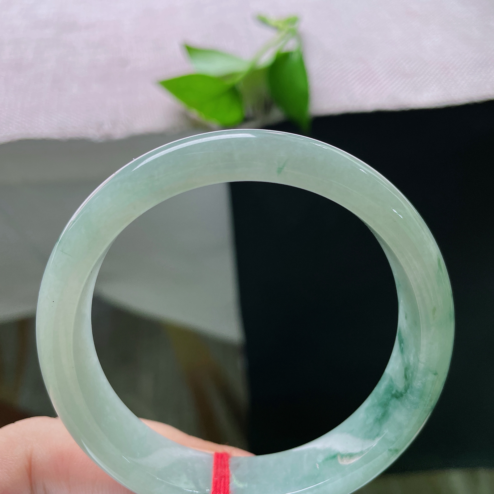 56.7/13/7.7，飘花正圈，完美，流云翠影落玉圈，抬手便是山水诗意。ss52359a。