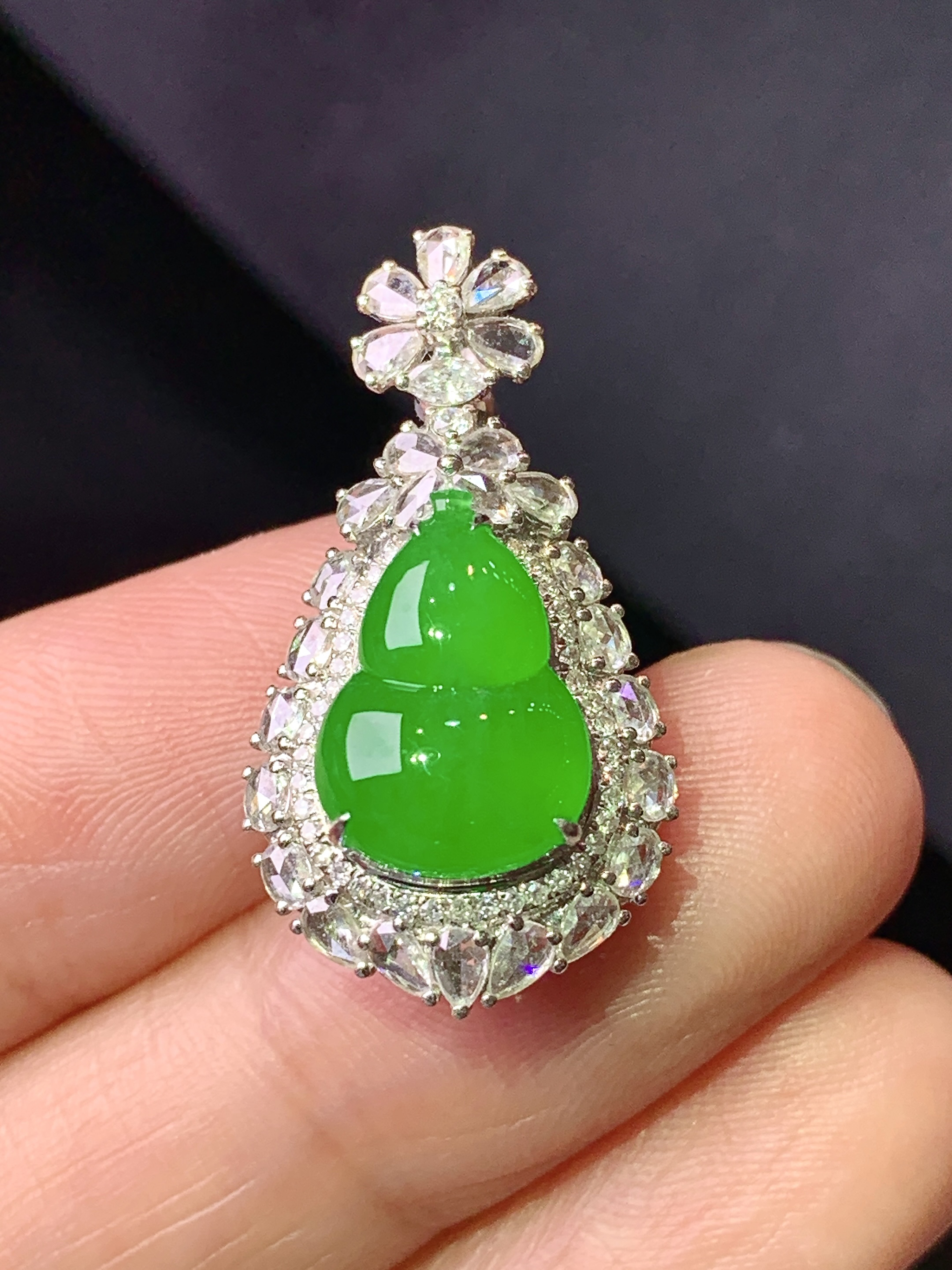 18k金钻镶嵌满绿葫芦吊坠 玉质细腻 色泽艳丽清新 整体尺寸28.2*14.8*10.8 s2