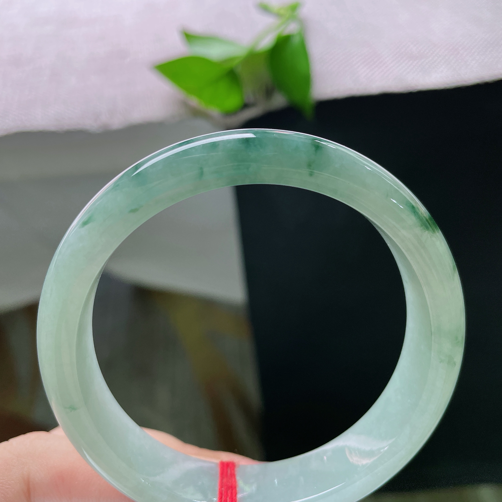 56.7/13/7.7，飘花正圈，完美，流云翠影落玉圈，抬手便是山水诗意。ss52359a。