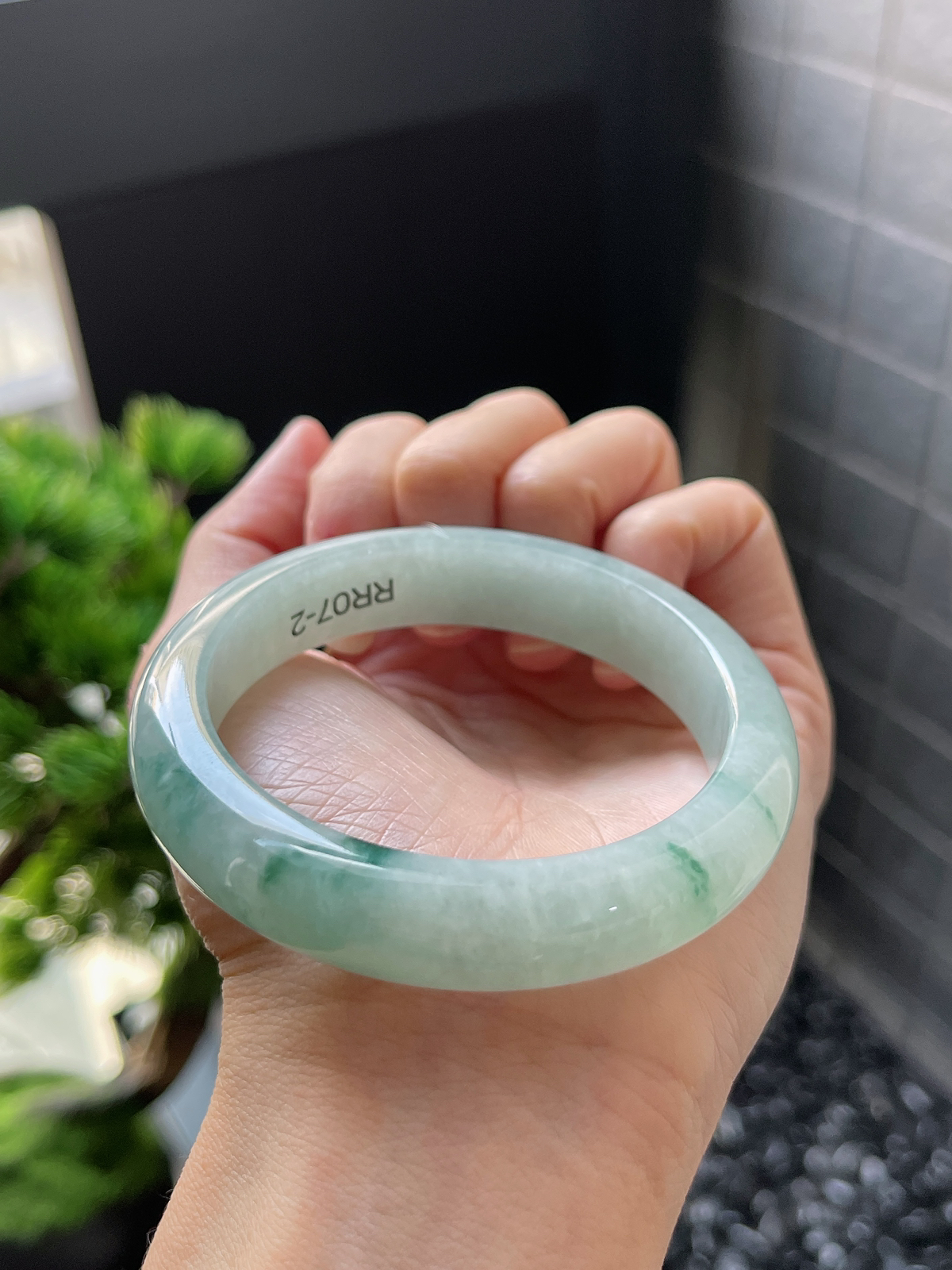 正圈55圈口，翡翠糯种飘绿手镯