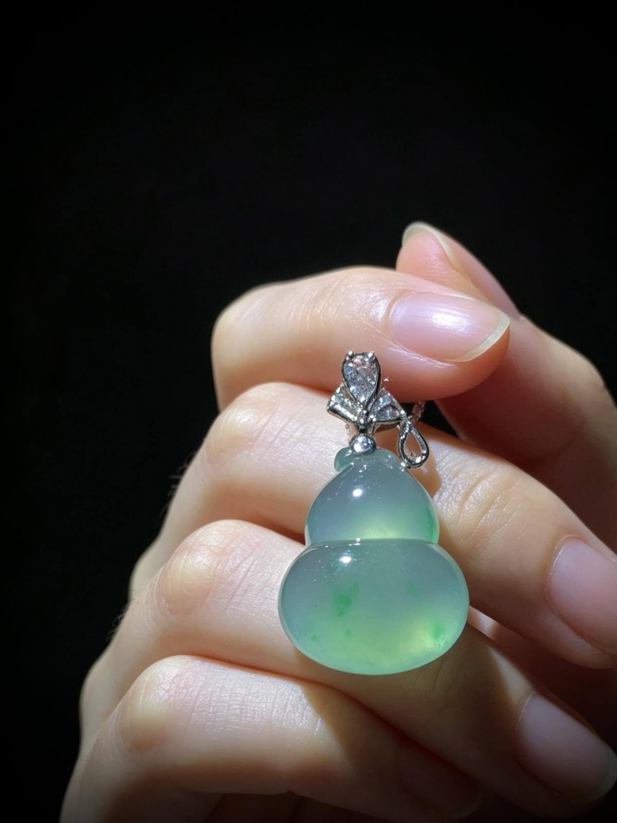 【福禄】，绿花葫芦，
32-裸石23.5-18-7.2mm，
18K金，南非钻，