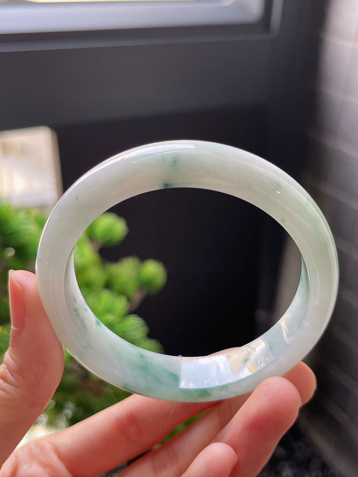 正圈54.7圈口，翡翠糯种飘绿手镯
