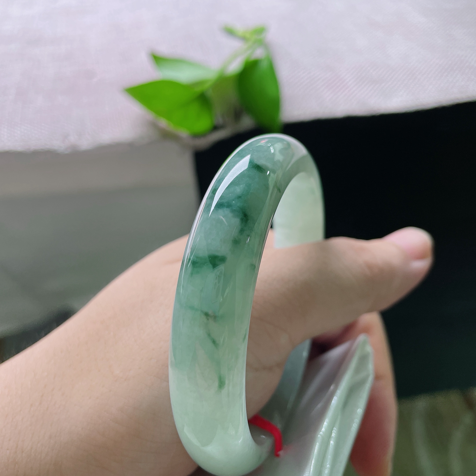 56.7/13/7.7，飘花正圈，完美，流云翠影落玉圈，抬手便是山水诗意。ss52359a。