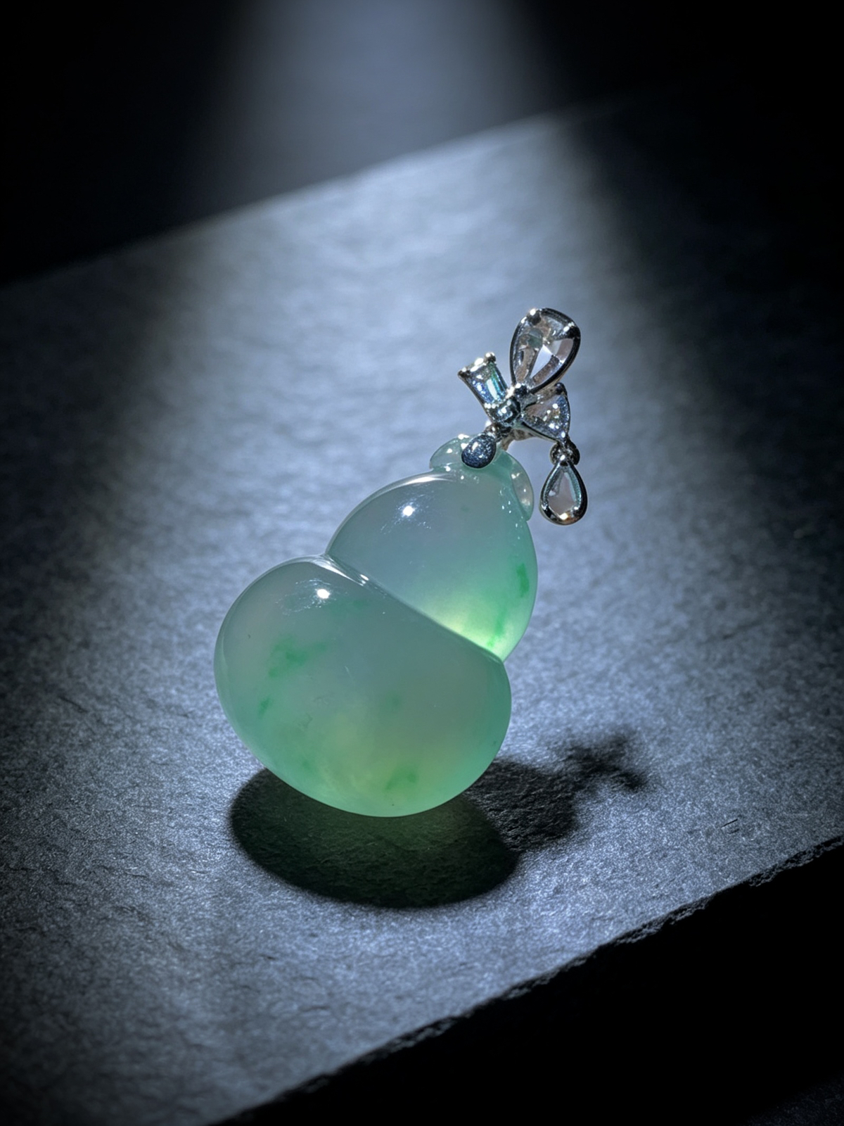 【福禄】，绿花葫芦，
32-裸石23.5-18-7.2mm，
18K金，南非钻，
