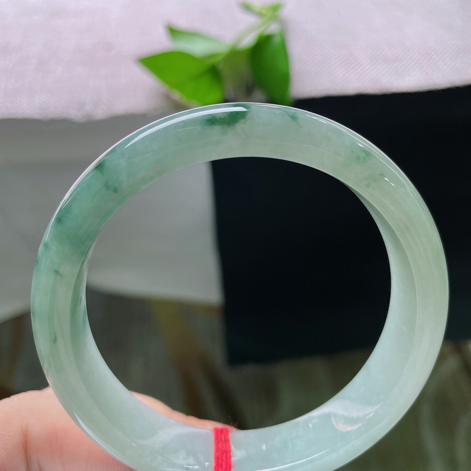 56.7/13/7.7，飘花正圈，完美，流云翠影落玉圈，抬手便是山水诗意。ss52359a。