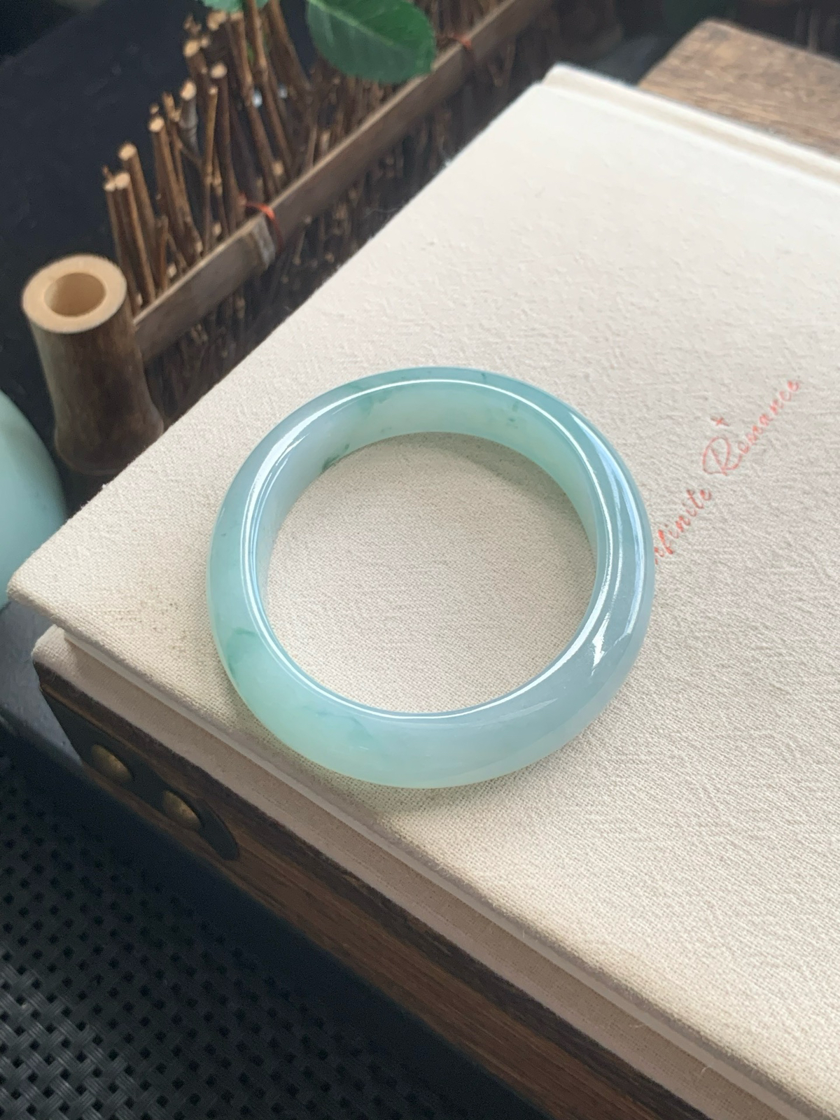 54.2圈口晴蓝飘花贵妃手镯