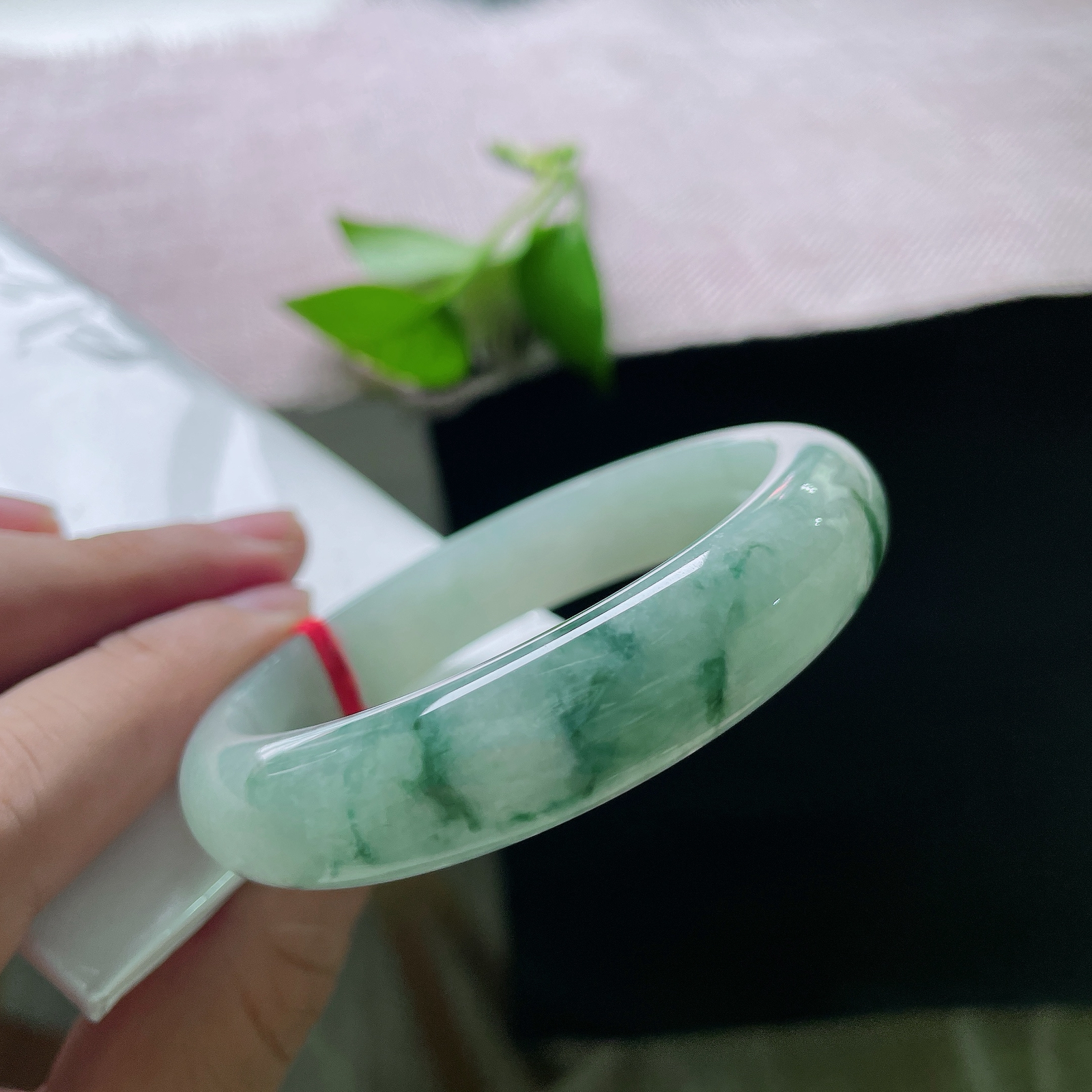 56.7/13/7.7，飘花正圈，完美，流云翠影落玉圈，抬手便是山水诗意。ss52359a。