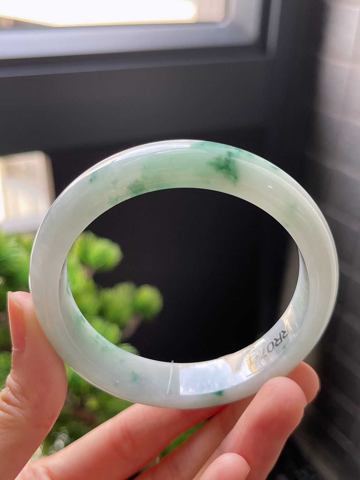 正圈54.7圈口，翡翠糯种飘绿手镯