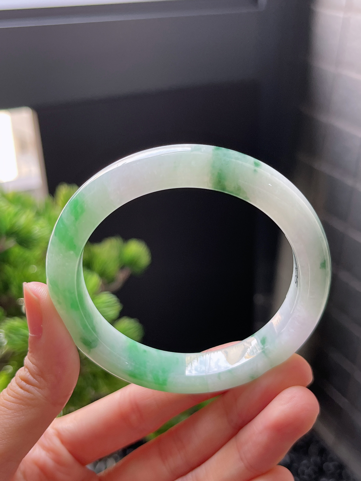 正圈55圈口，翡翠糯化种飘绿手镯