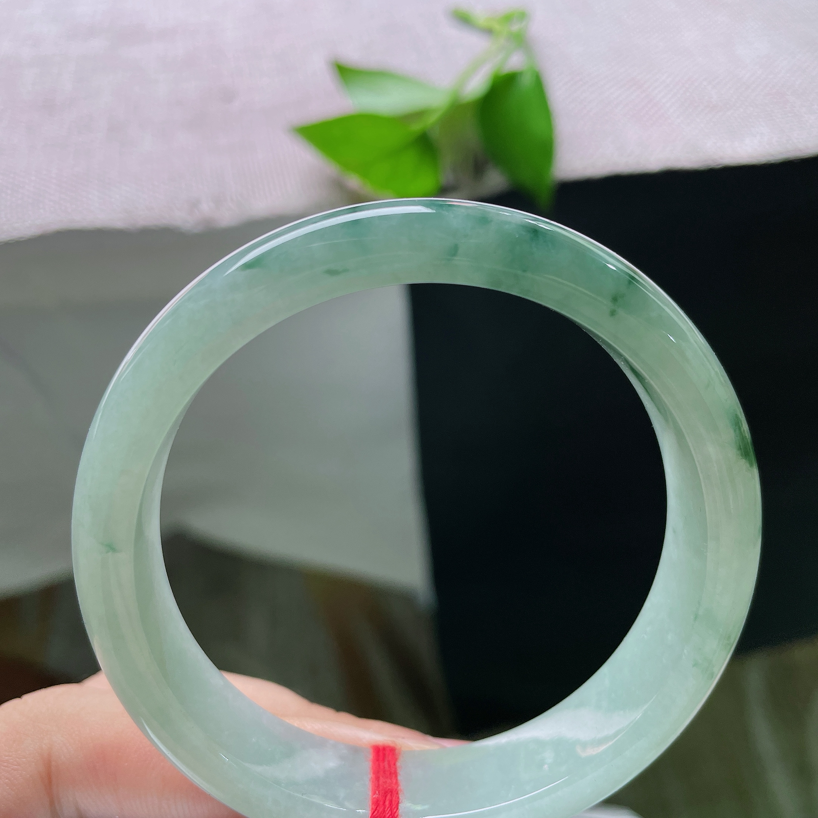56.7/13/7.7，飘花正圈，完美，流云翠影落玉圈，抬手便是山水诗意。ss52359a。