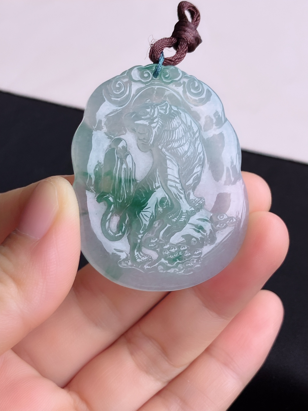冰飘花生肖虎牌，晶莹剔透，尺寸50.2/40.6/5.6/自然光实拍