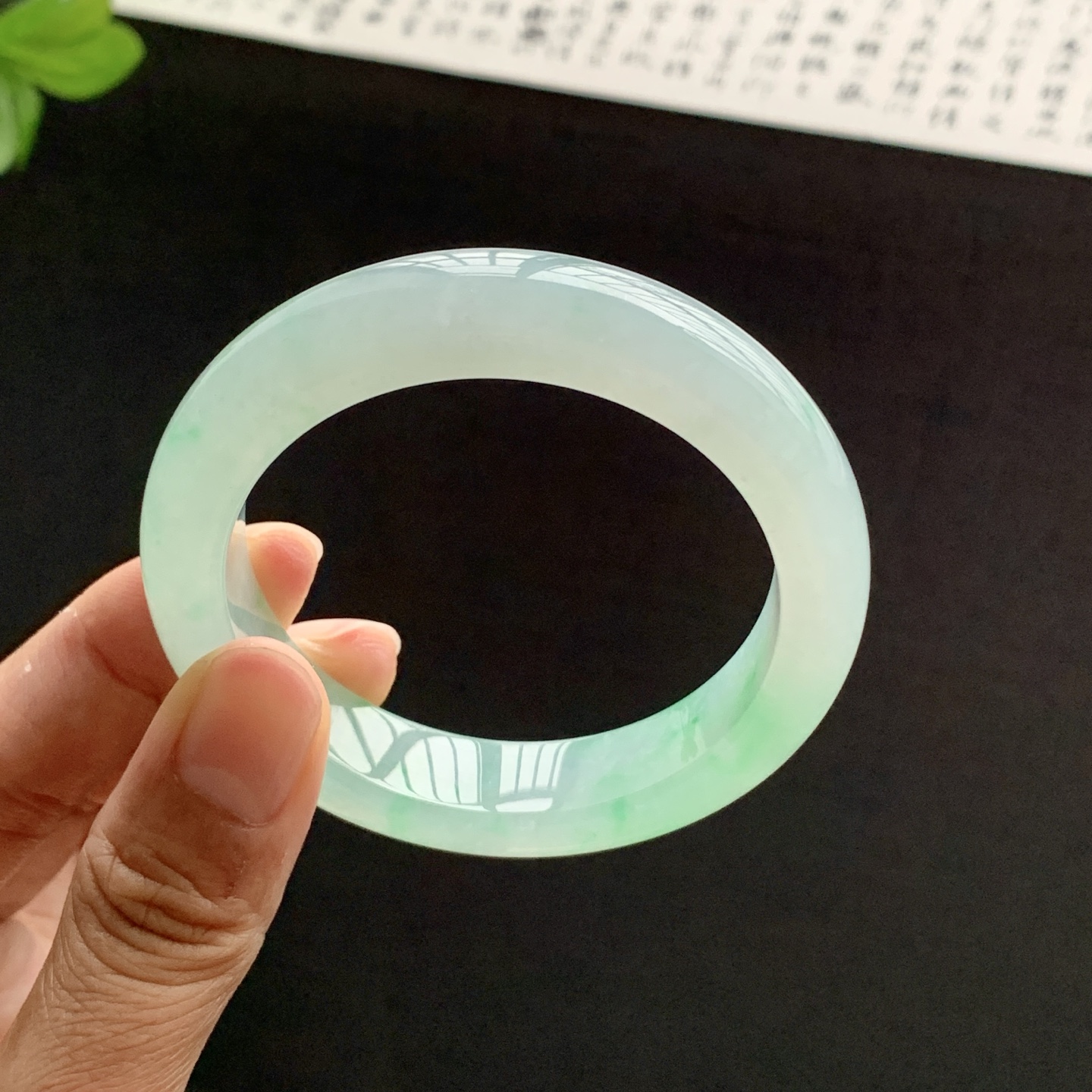 071532WJ 飘绿正圈翡翠手镯 52.7-12-8.8
