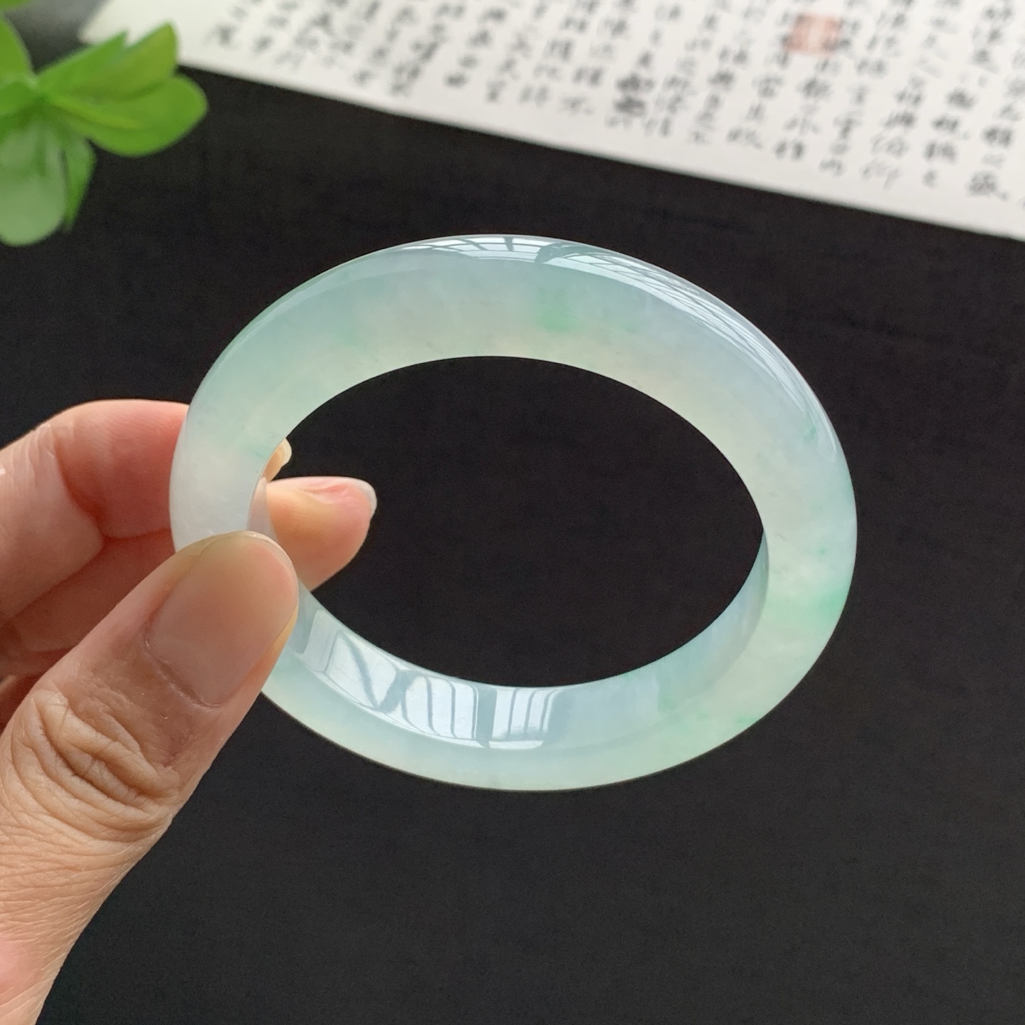 071531WJ 飘绿正圈翡翠手镯 54.8-11.7-9