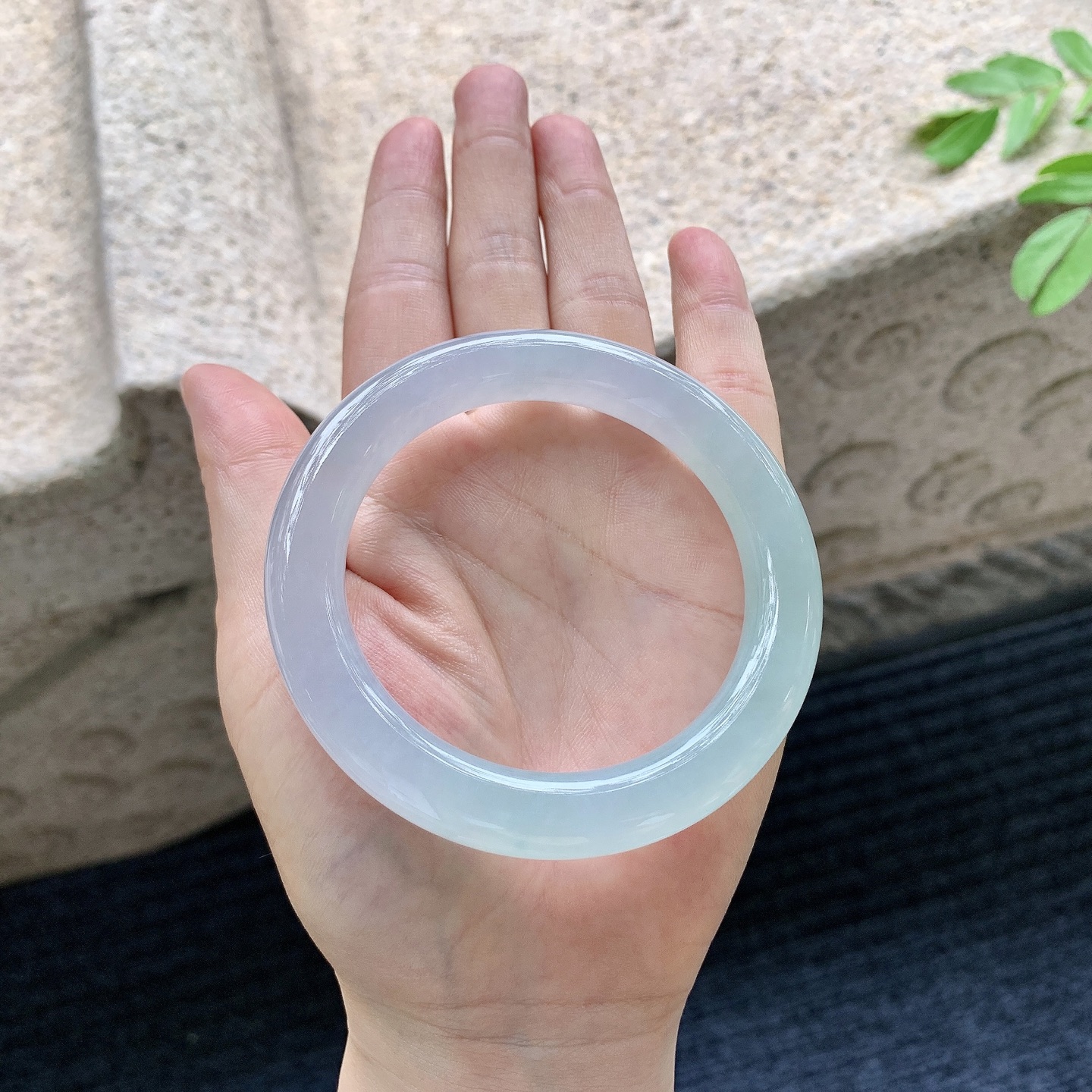 圆条55 56【圈口】56/10.2/10.1【编码】ZLD071734【描述】冰糯晴底，水润，种老，细腻，无裂