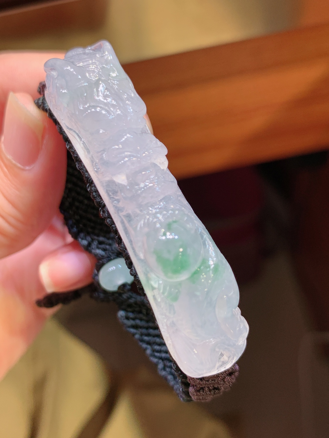 冰飘花龙手牌，雕工立体生动传神，冰润透亮古韵十足
