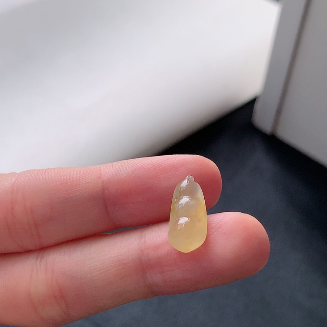 冰黄福豆挂件 冰润细腻饱满   色泽鲜甜 佩戴优雅迷人货号98715，15.5-7.1-4.1