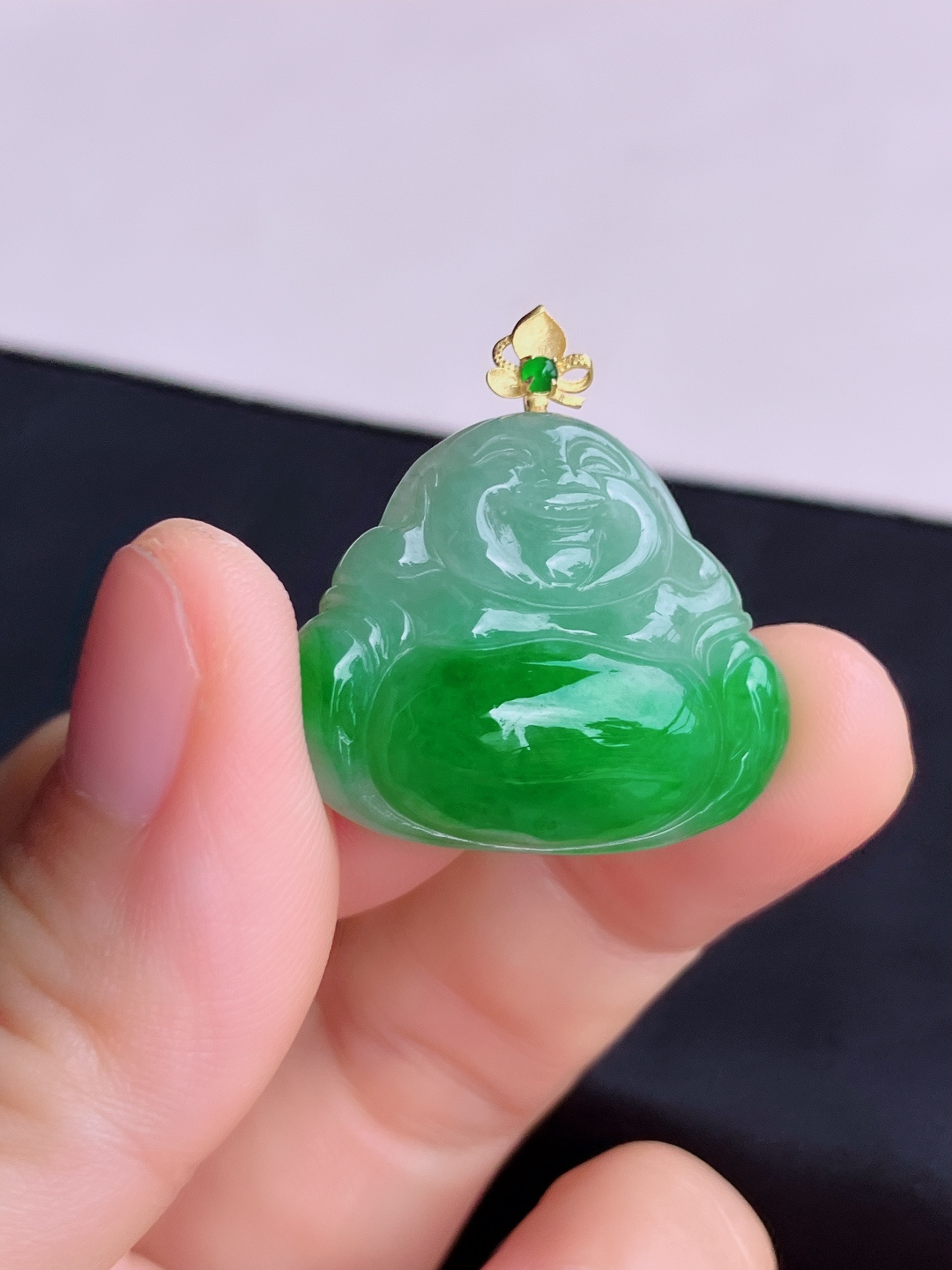 翠绿弥勒佛，色美清爽。尺寸27.6/22.8/6/自然光实拍
