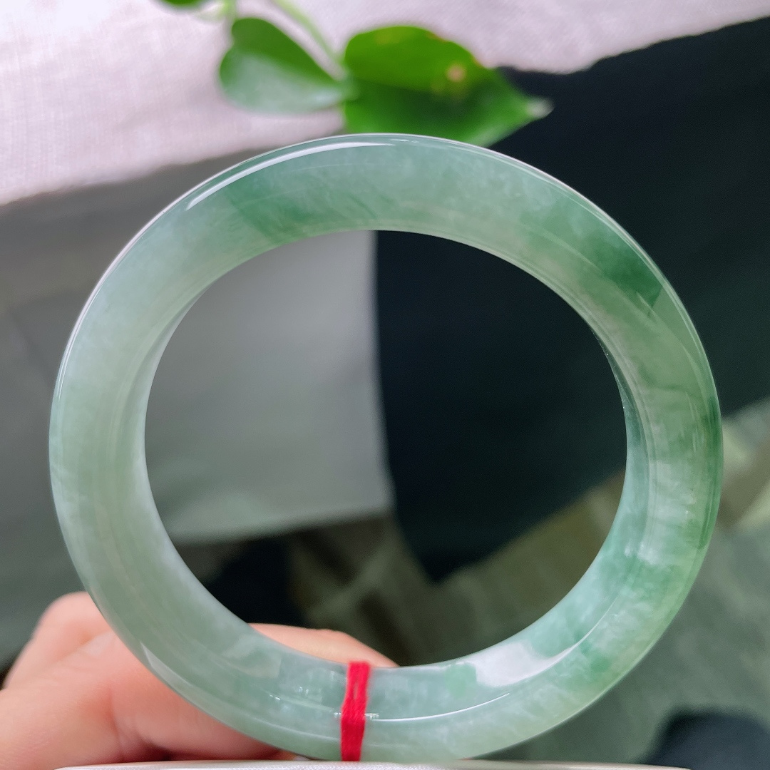 57.2/11.8/8.6，飘花正圈，镯型厚装大气，水头好，沉稳内敛，低调美，无裂，ss55948a