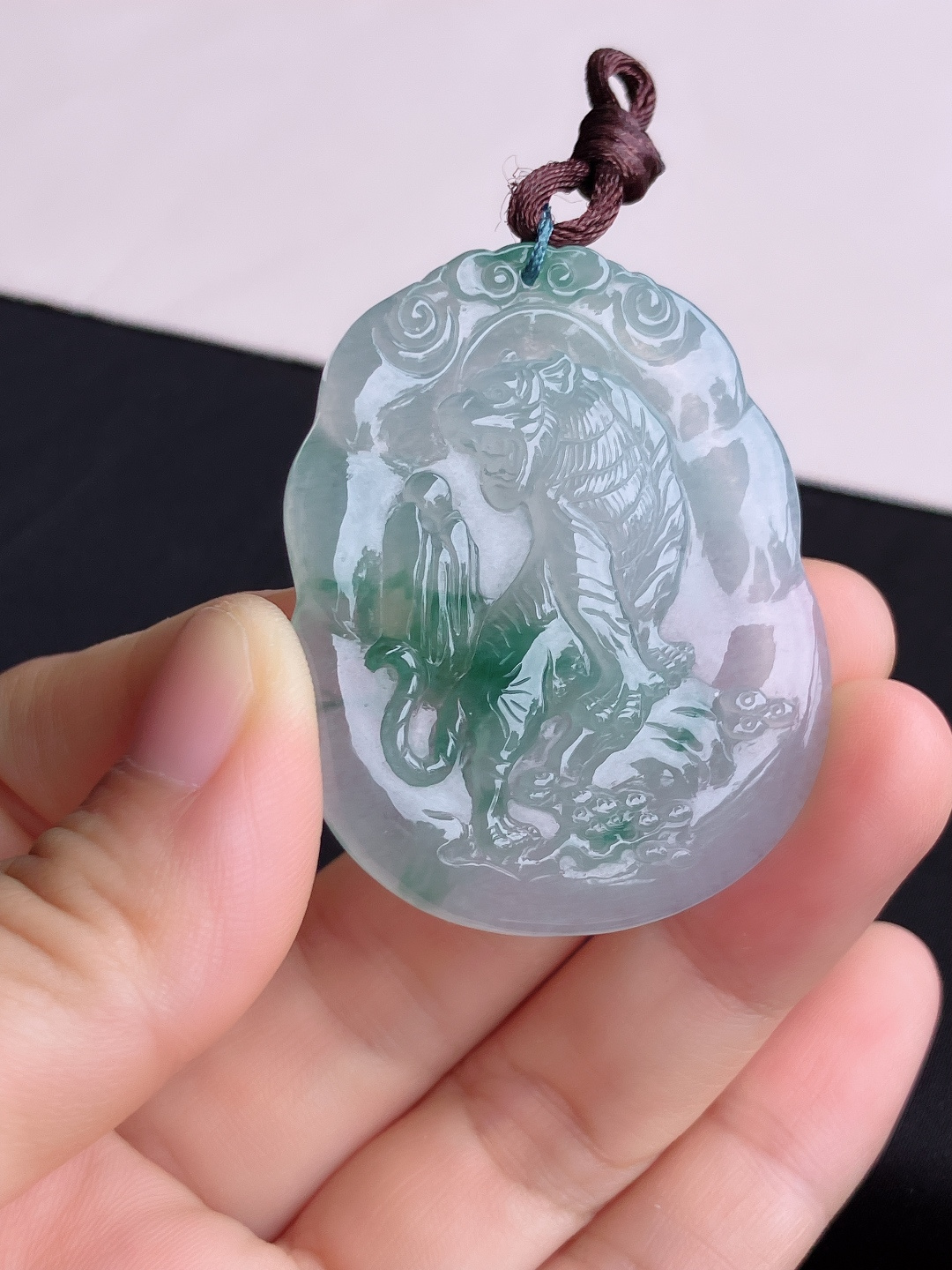 冰飘花生肖虎牌，晶莹剔透，尺寸50.2/40.6/5.6/自然光实拍