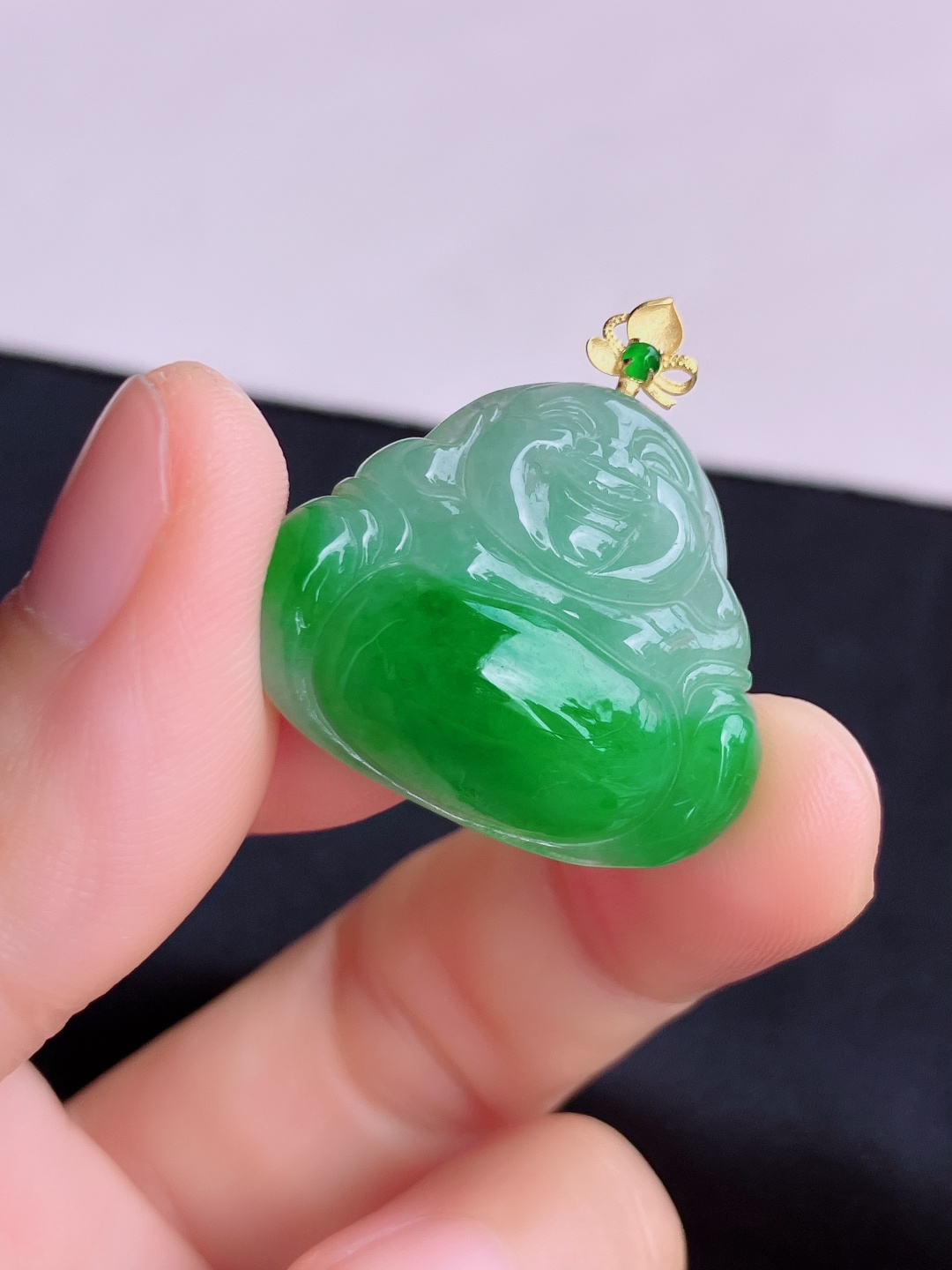 翠绿弥勒佛，色美清爽。尺寸27.6/22.8/6/自然光实拍