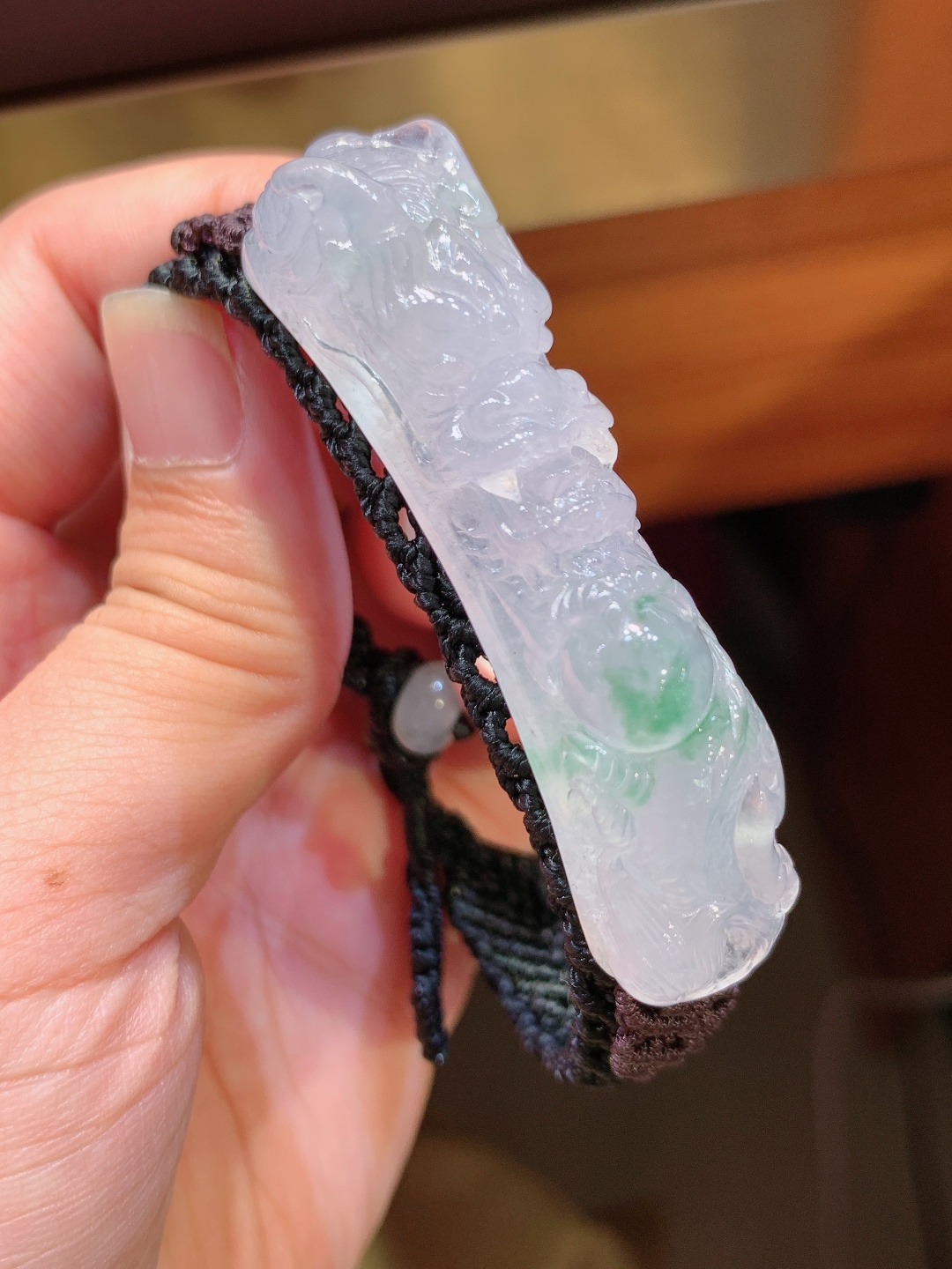 冰飘花龙手牌，雕工立体生动传神，冰润透亮古韵十足