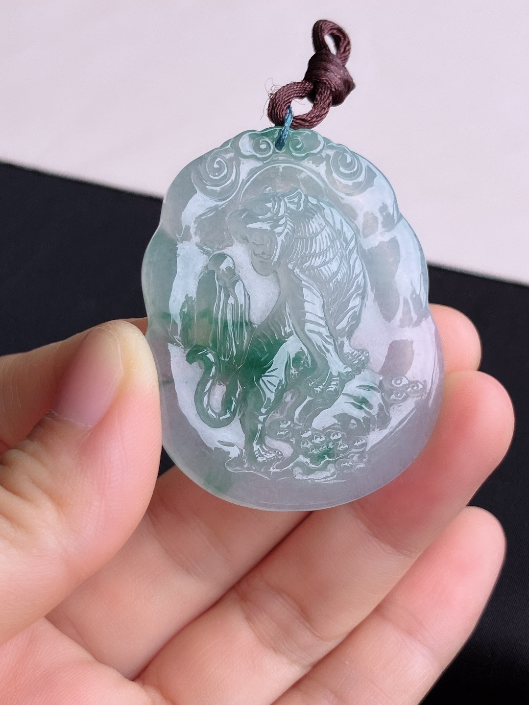 冰飘花生肖虎牌，晶莹剔透，尺寸50.2/40.6/5.6/自然光实拍