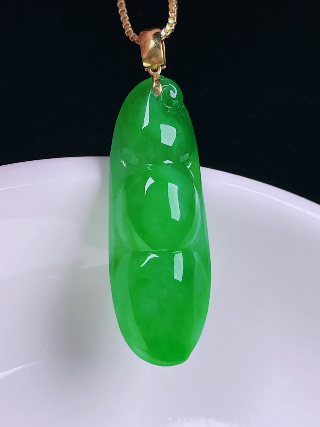 ️辣绿福豆，老种起光，细底通透，尺寸：35.7裸石30/11.3/7mm0716