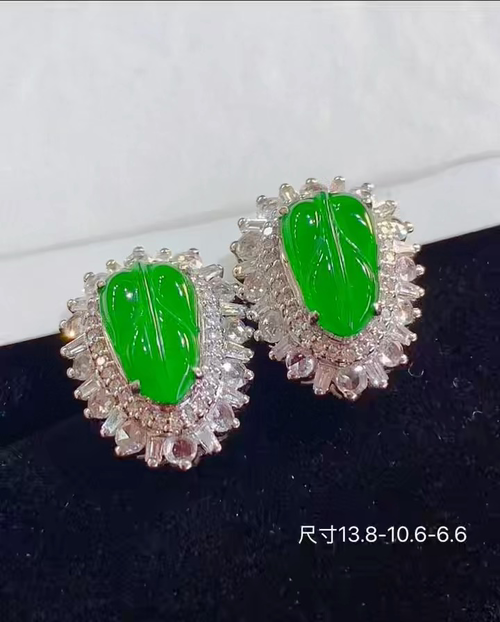 18k金+钻玻璃种阳绿树叶耳钉，饱满色满上档次，实物更漂亮，性比高，无裂，13.8-10.6-6.6