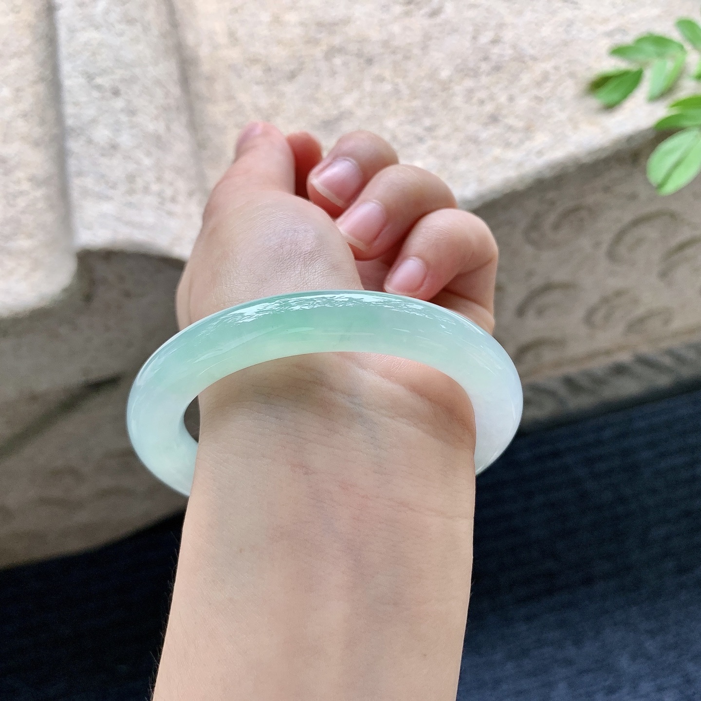 圆条54 55【圈口】55.7/9.2/10【编码】G3071724【描述】冰糯飘绿，水润，种老，细腻，无裂