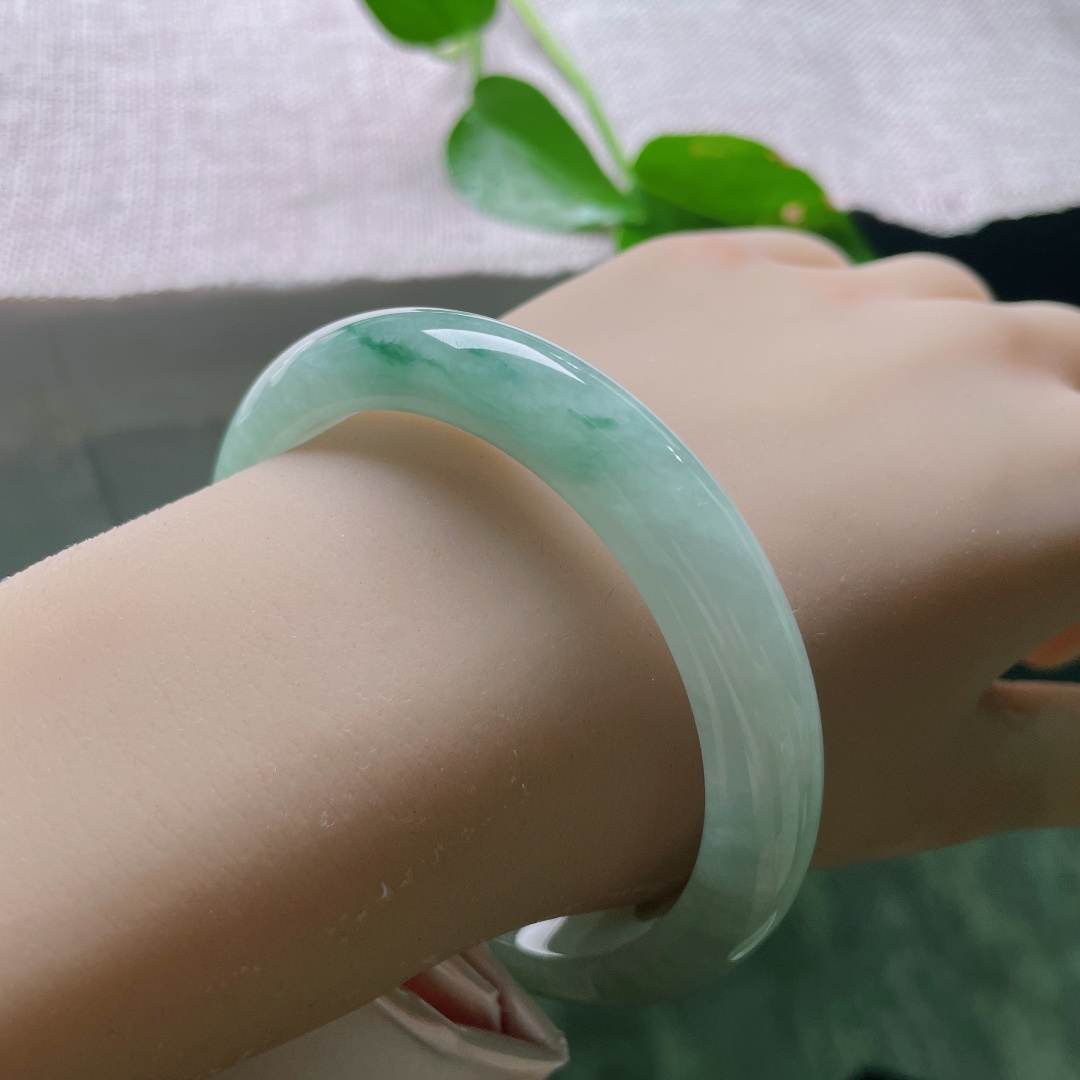 58.4/10.7/8.2绿底正圈，黄翡的碰撞，水润细腻，独树一帜，贵气，无裂，ss55951a