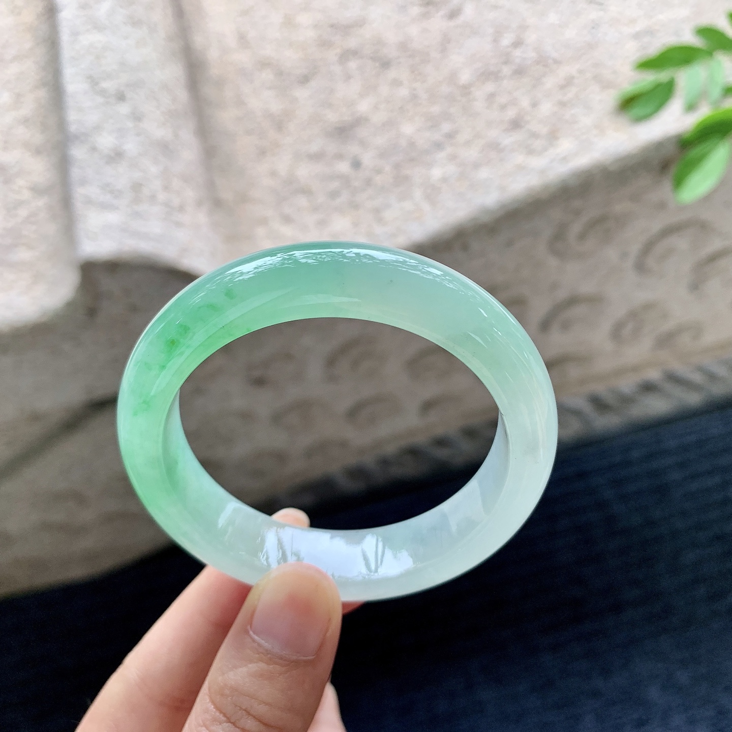 正圈 圈口52.1/12.8/8 编码J1071708 描述冰糯阳绿，水润，种老，细腻，打灯有棉线