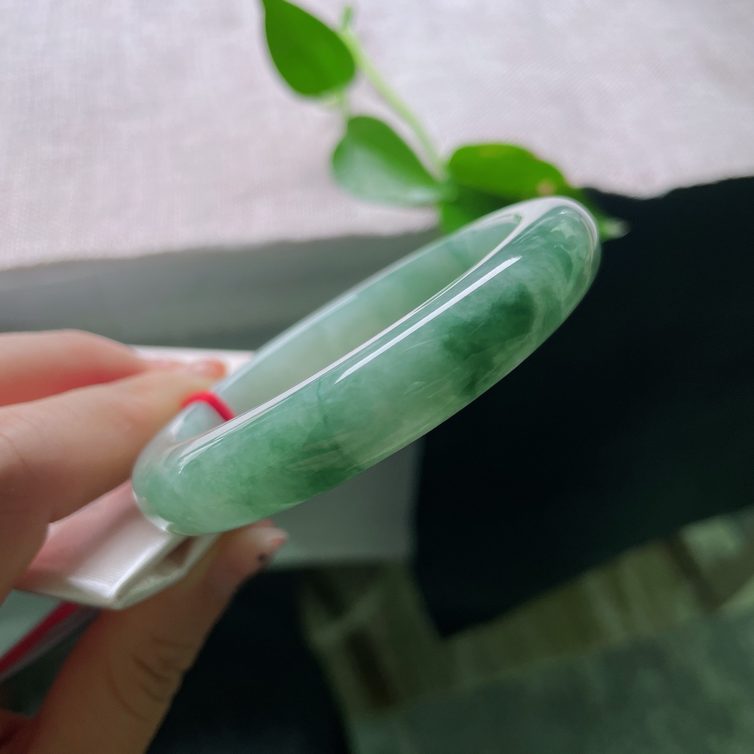 57.2/11.8/8.6，飘花正圈，镯型厚装大气，水头好，沉稳内敛，低调美，无裂，ss55948a
