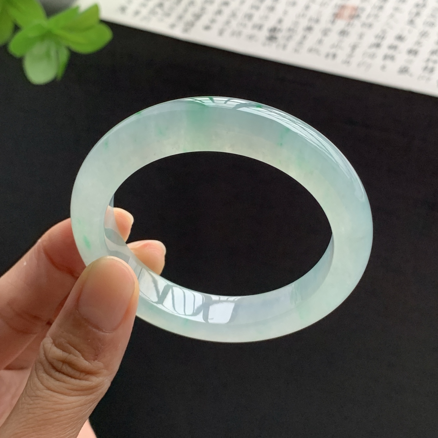 071531WJ 飘绿正圈翡翠手镯 54.8-11.7-9
