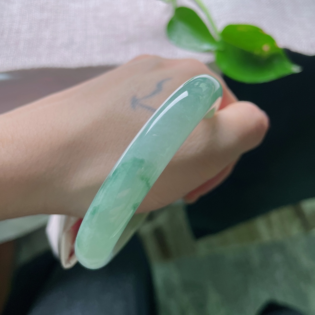58.4/10.7/8.2绿底正圈，黄翡的碰撞，水润细腻，独树一帜，贵气，无裂，ss55951a