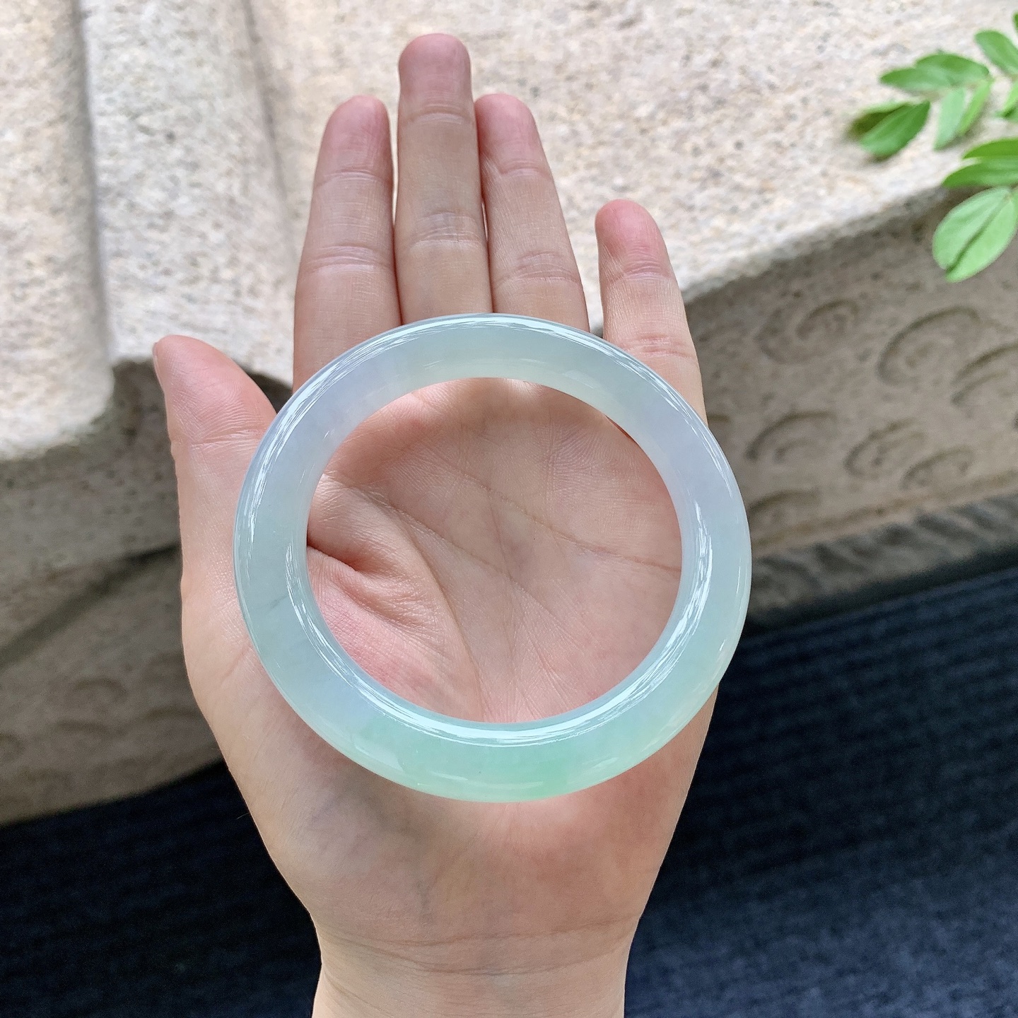圆条54 55【圈口】55.7/9.2/10【编码】G3071724【描述】冰糯飘绿，水润，种老，细腻，无裂
