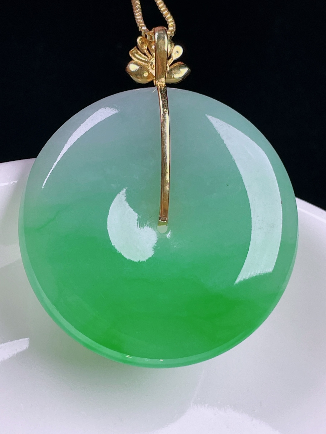️飘绿平安扣，老种起光，细底通透，尺寸：39/32.5/5.7mm0716