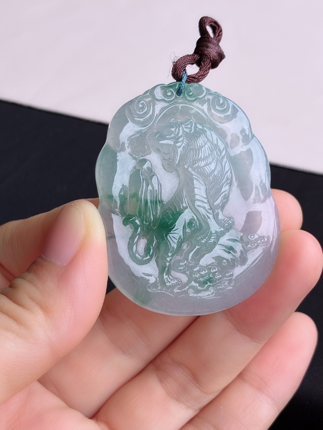 冰飘花生肖虎牌，晶莹剔透，尺寸50.2/40.6/5.6/自然光实拍
