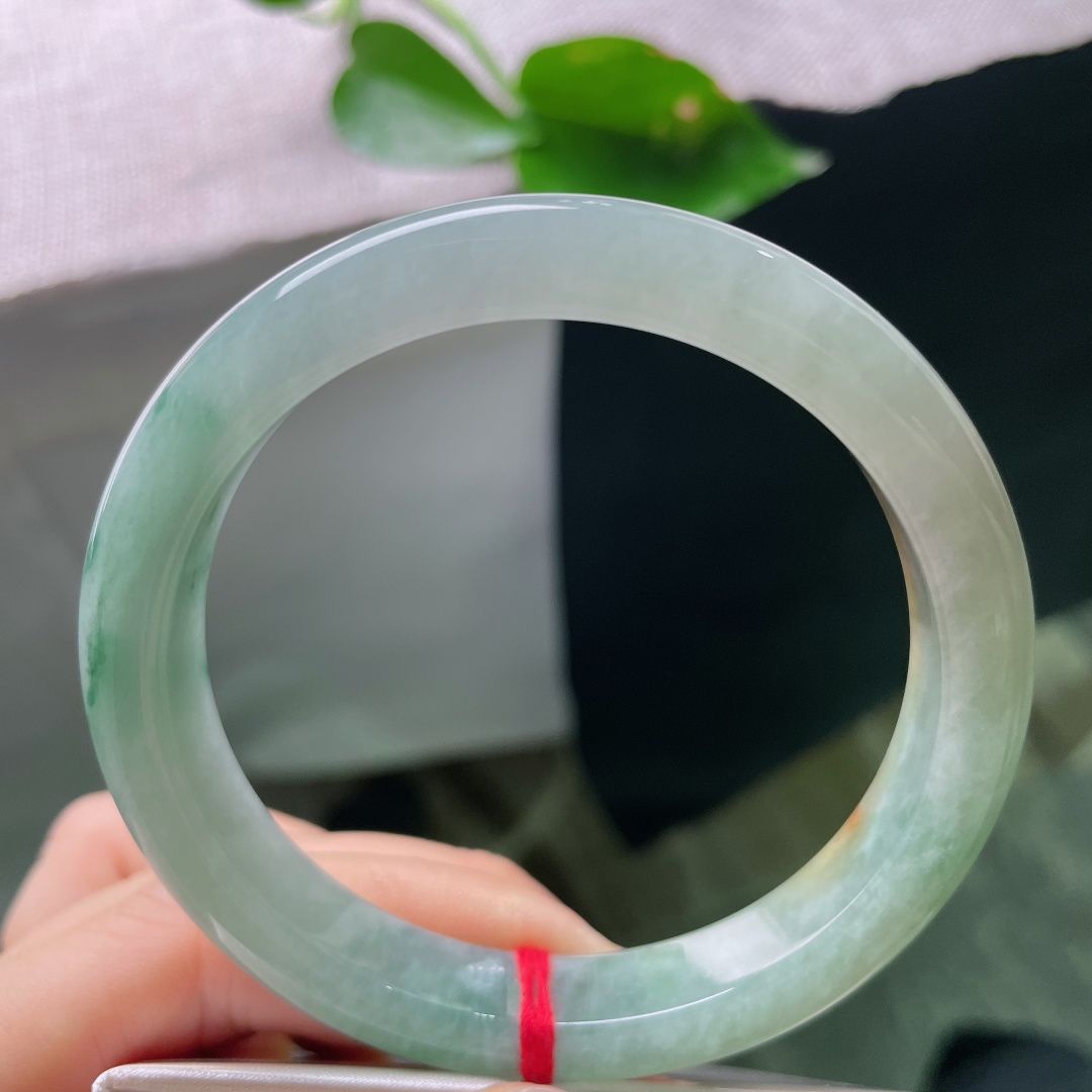58.4/10.7/8.2绿底正圈，黄翡的碰撞，水润细腻，独树一帜，贵气，无裂，ss55951a