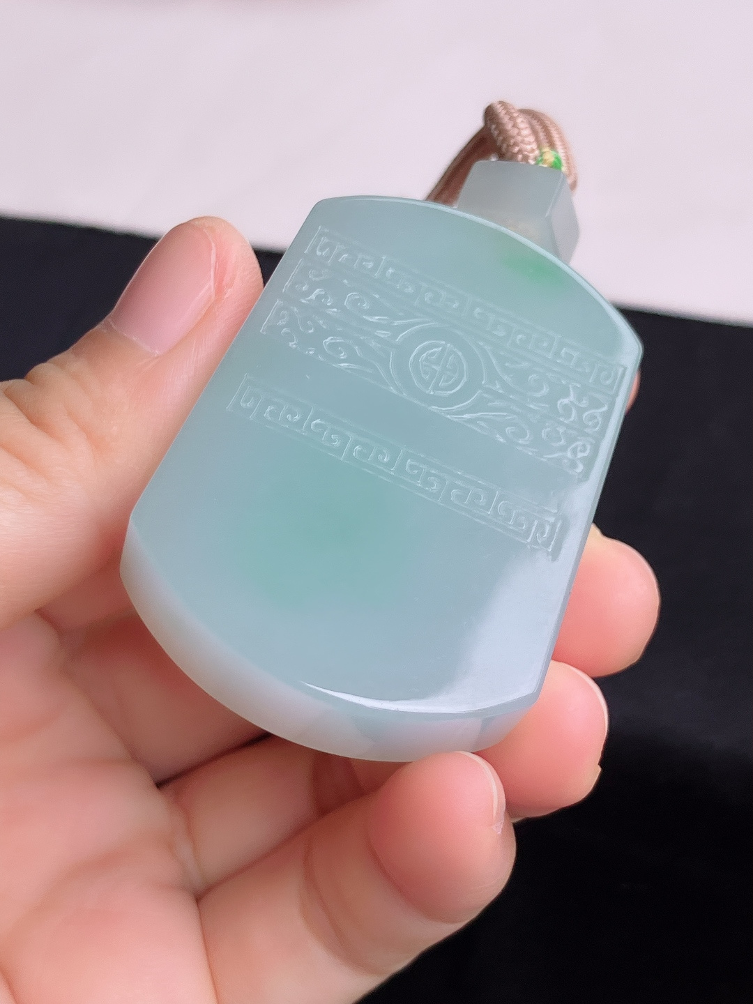 底色大平安牌，饱满大气，尺寸50.6/36.5/12.6/自然光实拍