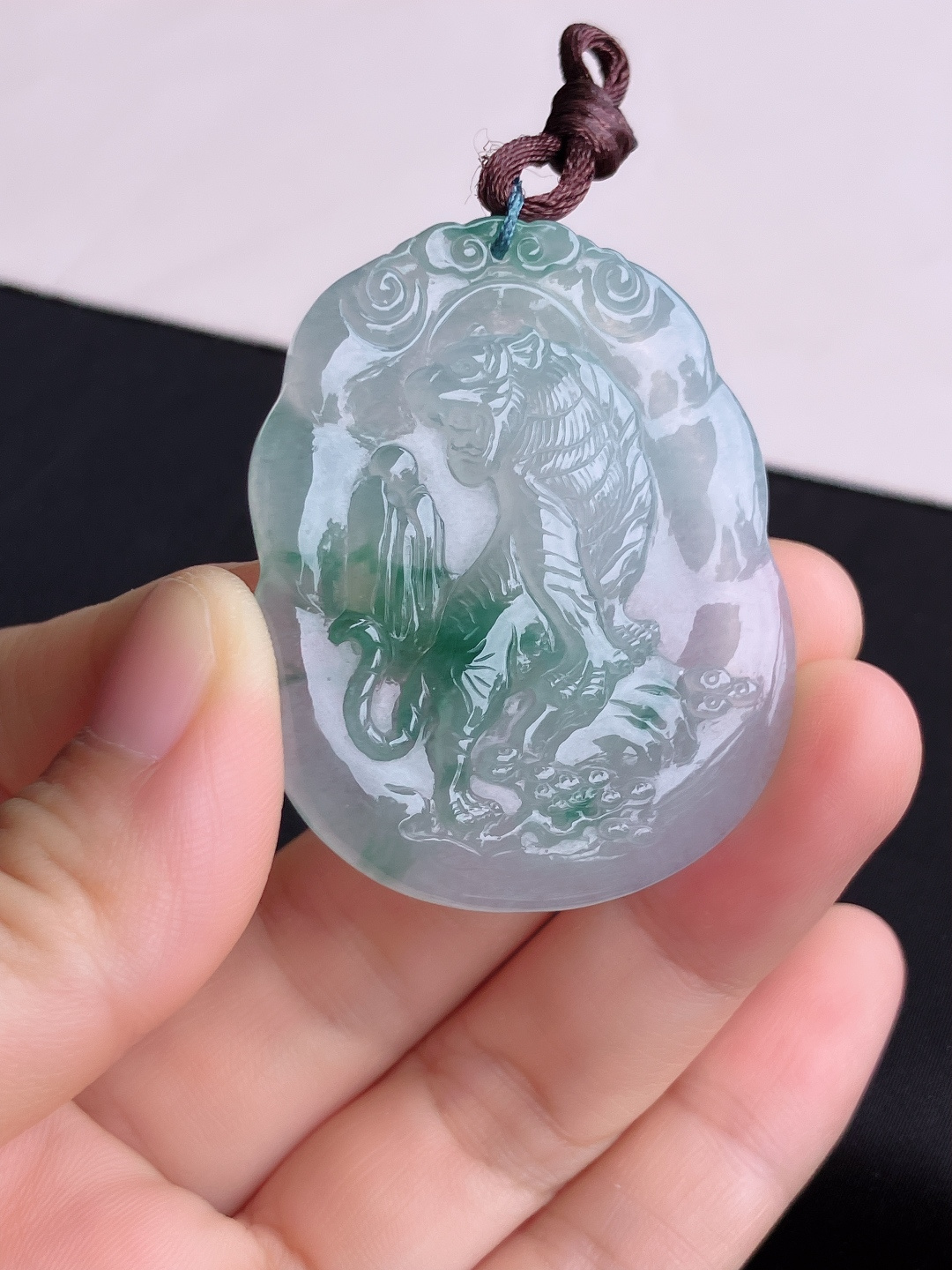冰飘花生肖虎牌，晶莹剔透，尺寸50.2/40.6/5.6/自然光实拍