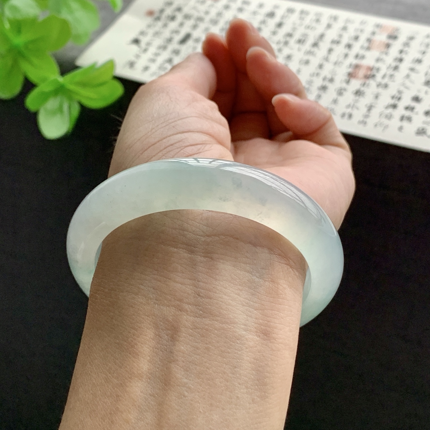 071529WJ 飘绿正圈翡翠手镯 56.2-13-8.2