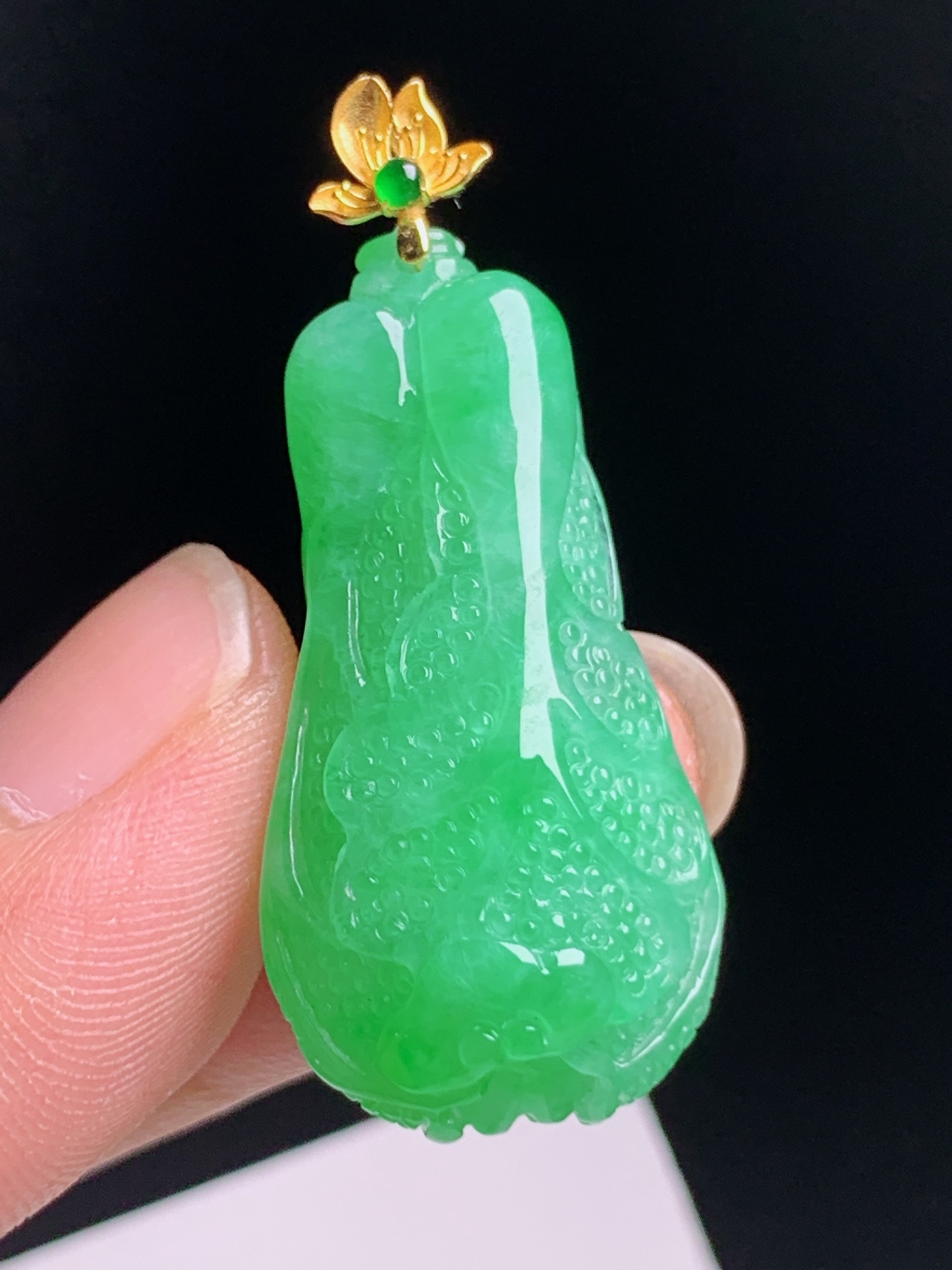 冰甜绿白菜吊坠，雕工立体生动精巧，绿意盎然百财聚来