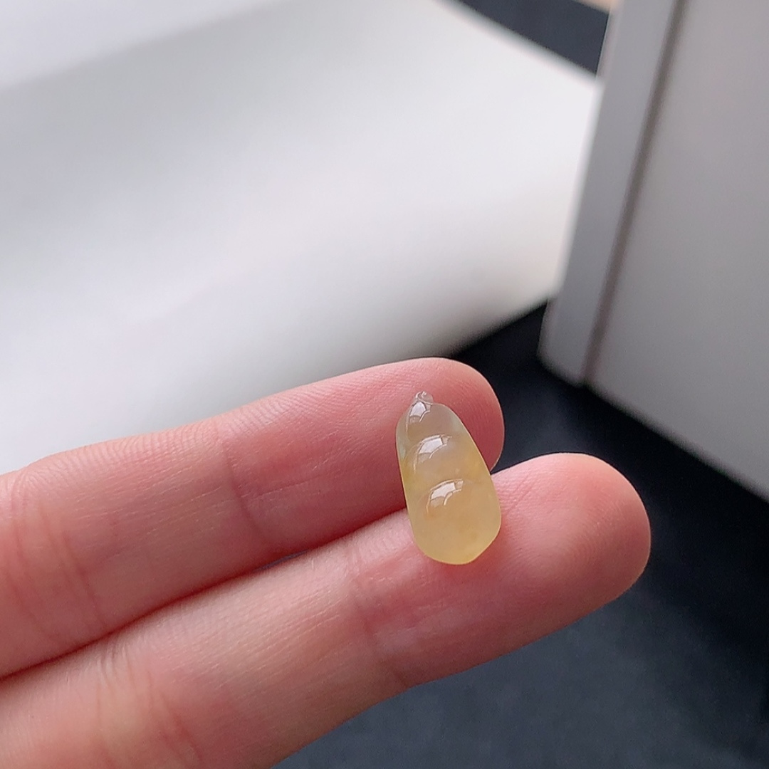 冰黄福豆挂件 冰润细腻饱满   色泽鲜甜 佩戴优雅迷人货号98715，15.5-7.1-4.1