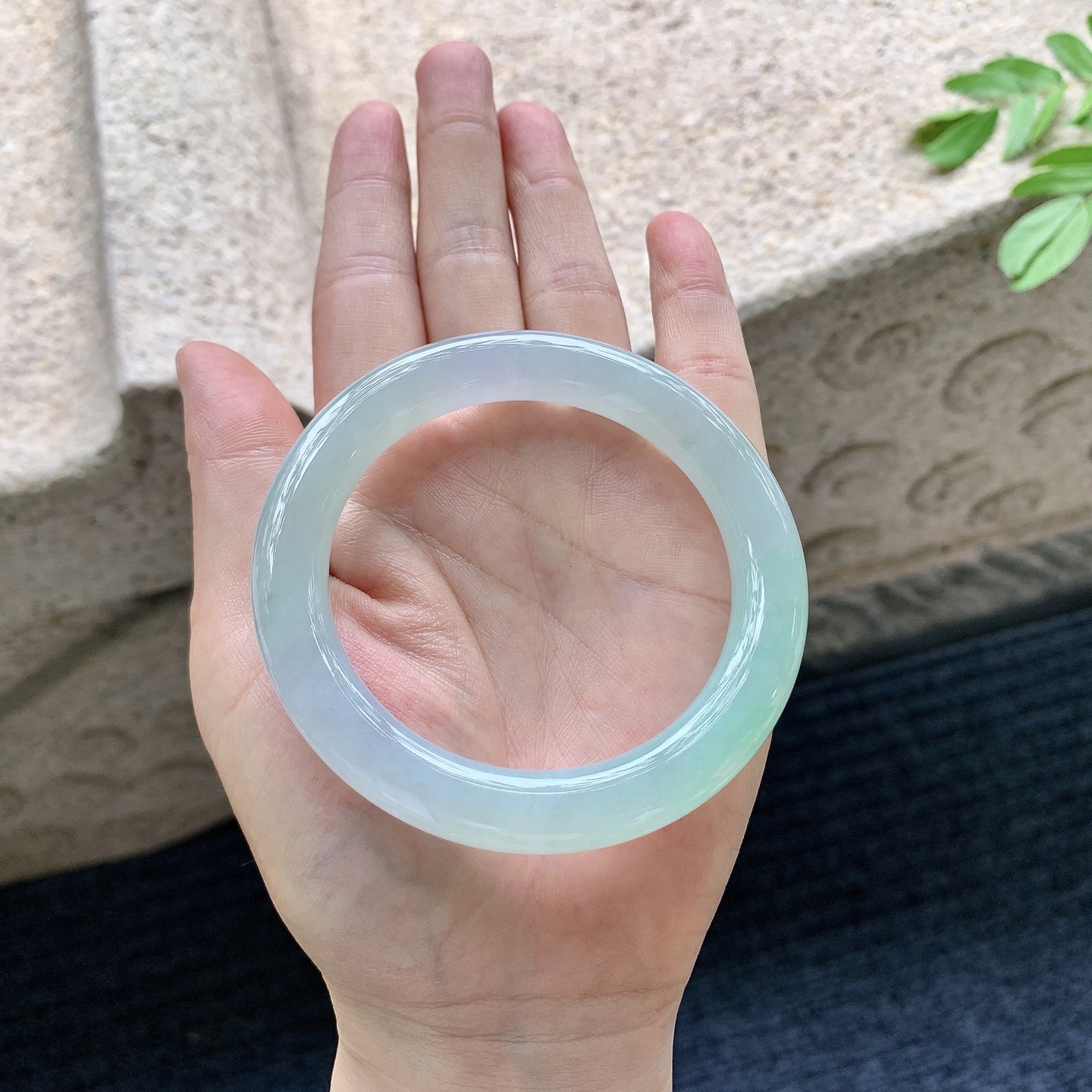 圆条54 55【圈口】55.7/9.2/10【编码】G3071724【描述】冰糯飘绿，水润，种老，细腻，无裂