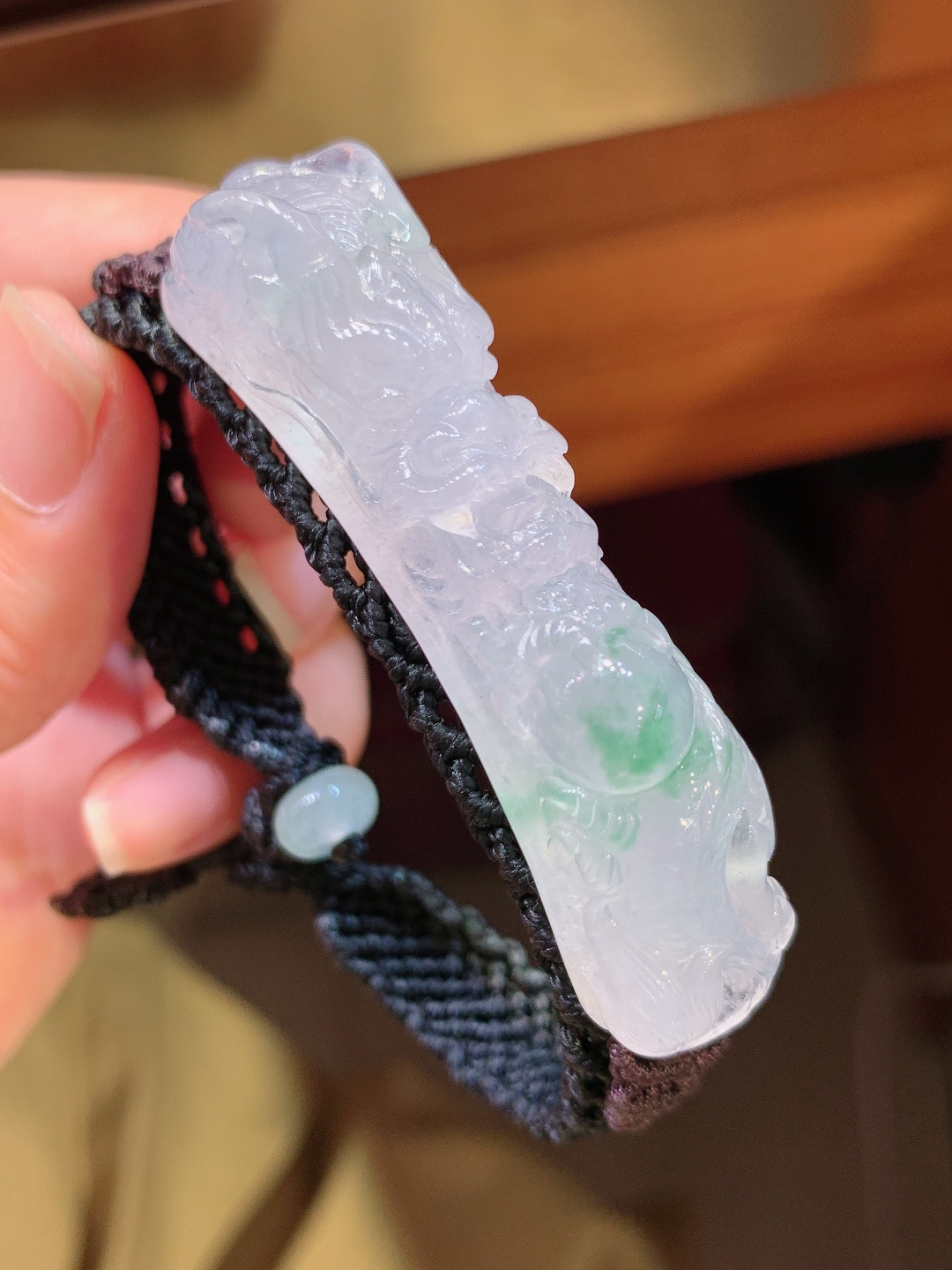 冰飘花龙手牌，雕工立体生动传神，冰润透亮古韵十足