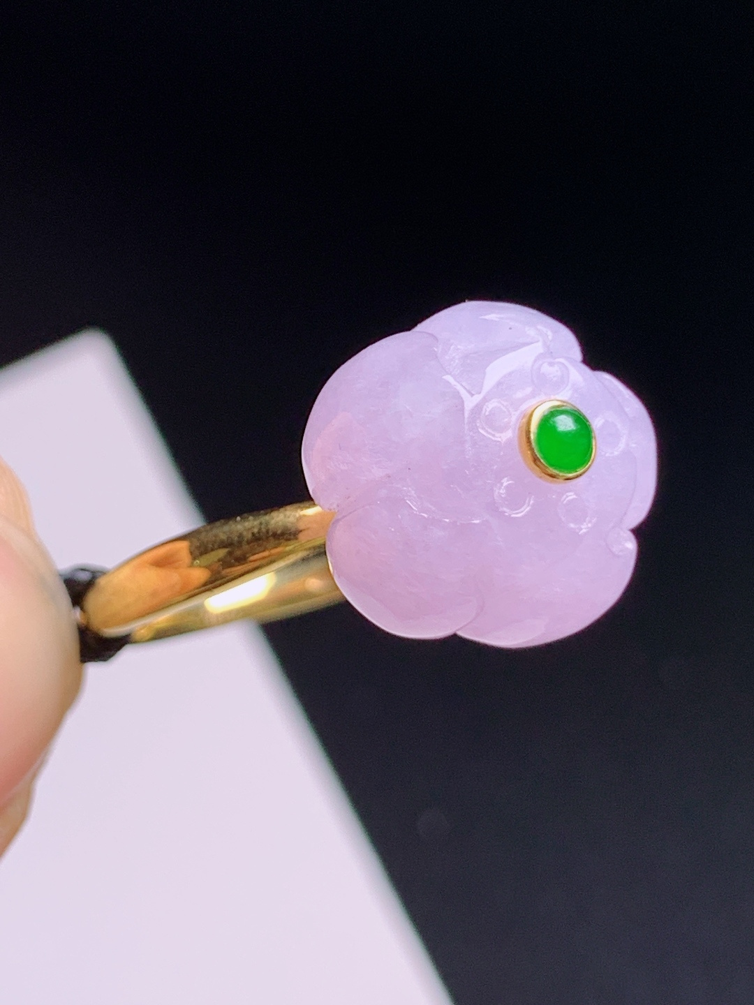 粉紫莲花戒指，玉质柔和雕纹细腻，绿蛋点睛别致温柔