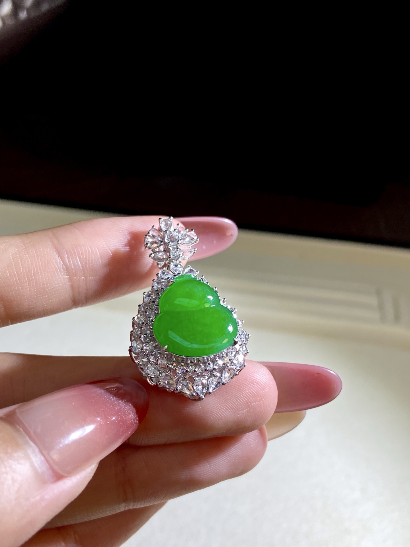高冰种辣绿葫芦吊坠，好标志的浓颜系葫芦，福禄双全的好意头都藏在里面了，看着就招人喜欢：35-20.8